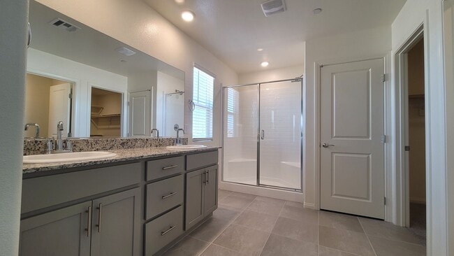 Building Photo - 5-Bed, 3-Bath Home in Spectrum Falls