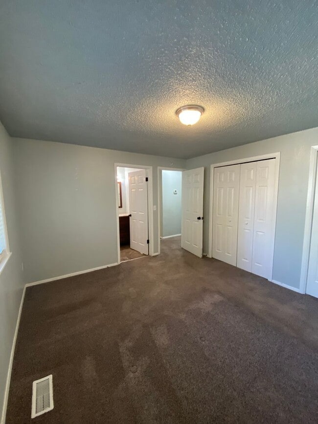 Building Photo - Ready first of June / 3 bedroom 2 bathroom...
