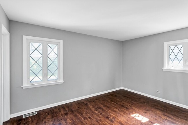 Building Photo - 601 Sycamore Dr