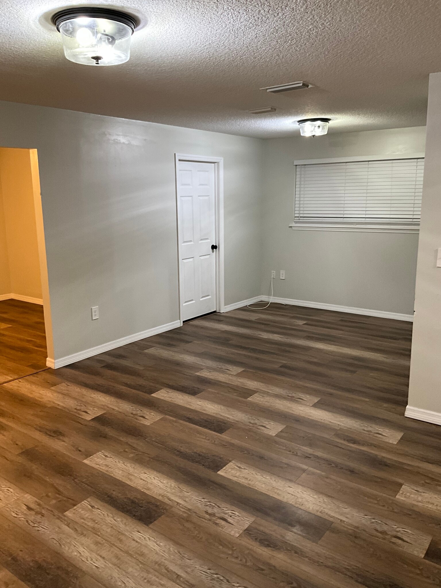 Building Photo - 512 Quail Ln