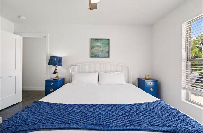 Building Photo - FOR RENT in LAFAYETTE!