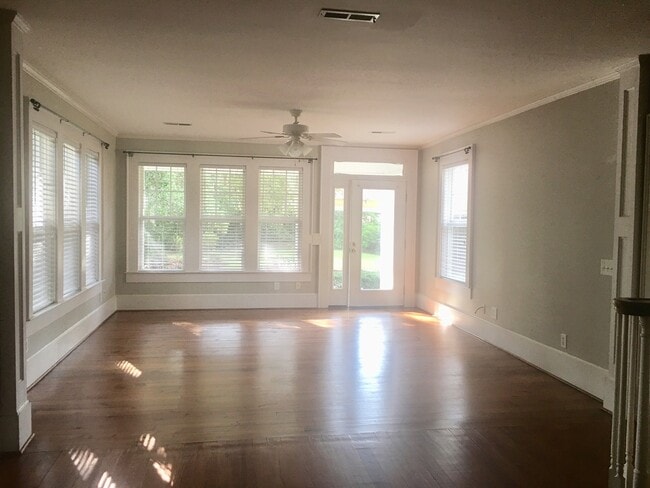 Building Photo - Charming and spacious 3 bedroom cottage in downtown Conway!