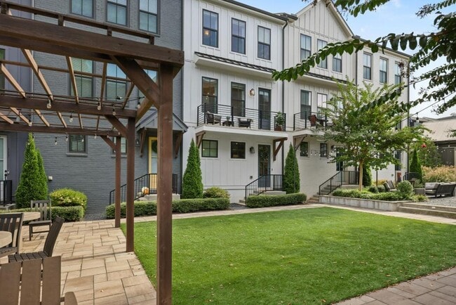 Building Photo - 121 Chestnut Cir