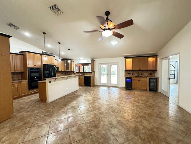 Building Photo - Tranquil Lakefront Living in the Heart of ...