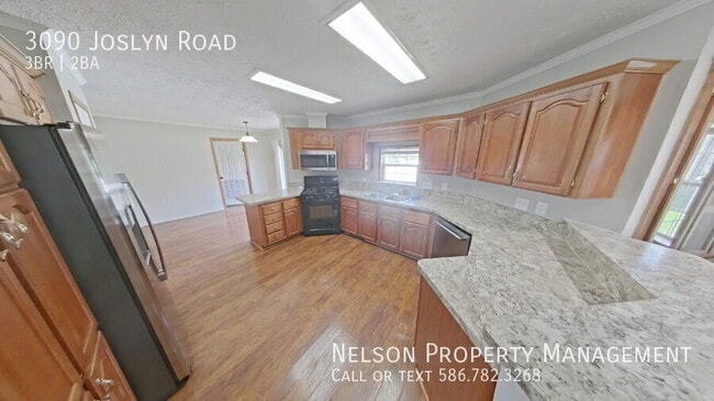 Building Photo - 3090 Joslyn Rd