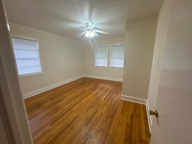 Building Photo - Beautifully updated and conveniently locat...