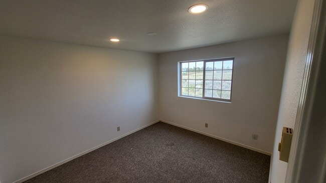Building Photo - 3 Bed 2 Bath Single level - Horse Property...
