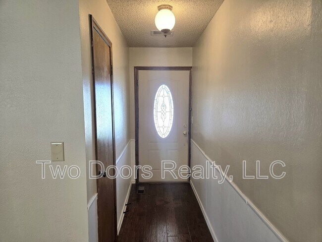 Building Photo - 904 E Hills Dr