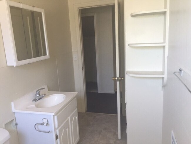 Building Photo - 4BR/2BA House only $1995/month!!!