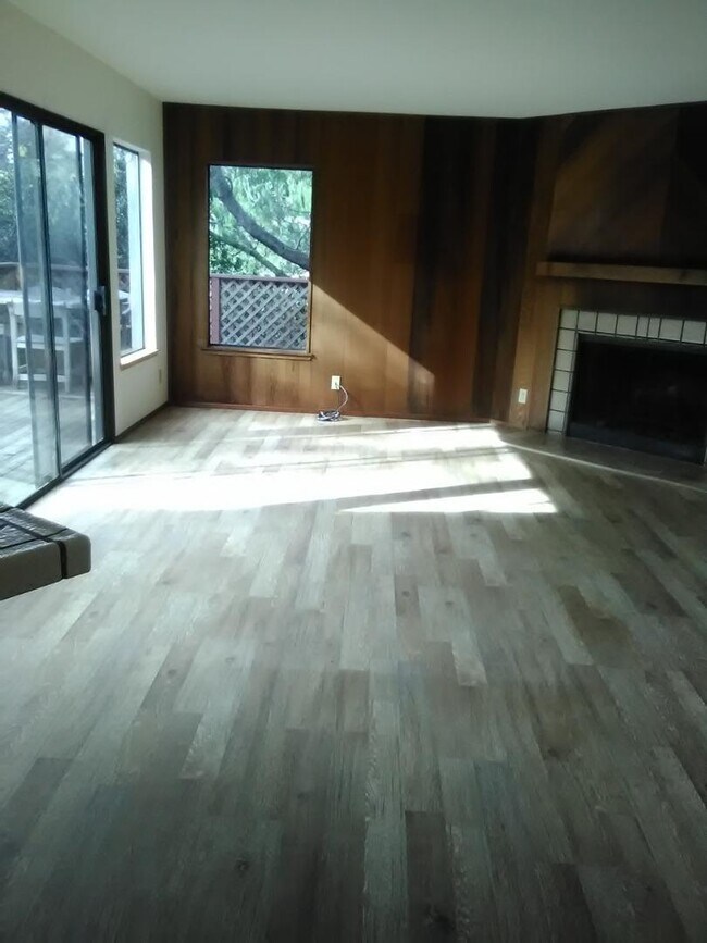 Building Photo - 3363 Merrill Rd