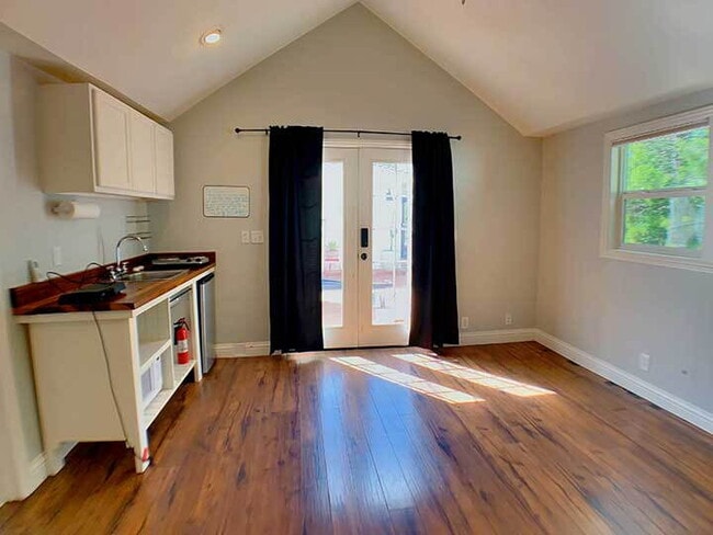 Building Photo - Immaculate studio cottage in the heart of ...