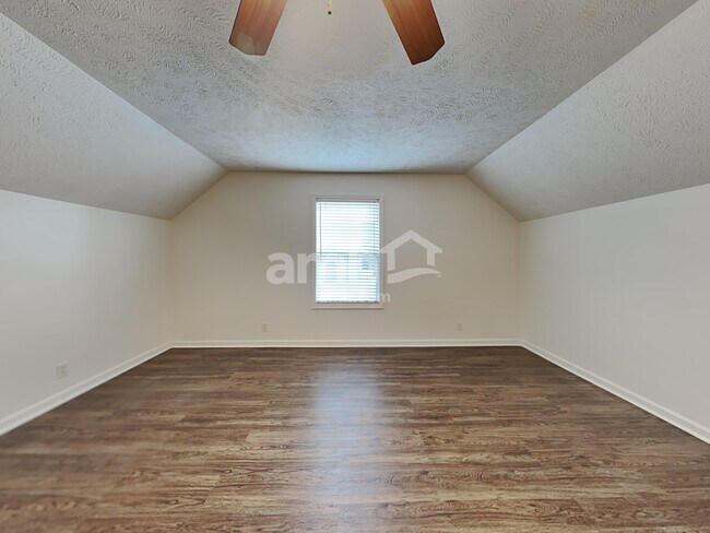 Building Photo - 2049 Aberdeen Cir