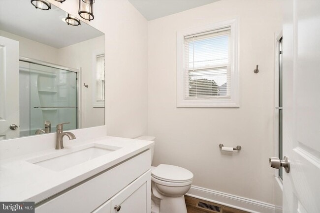 Building Photo - 656 Schiller Ave