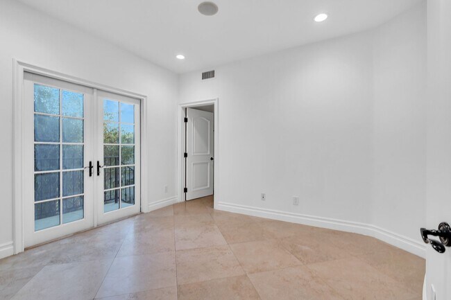 Building Photo - GORGEOUS 7 BED 6.5 BATH FOR LEASE IN BEVER...