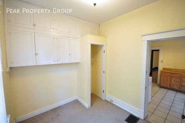 Building Photo - 2074-2078 Summit Street-2078 Summit Street...