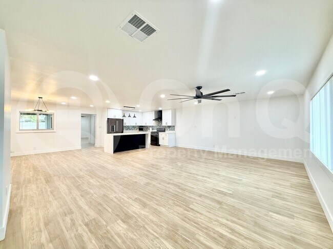 Building Photo - 1725 W Mitchell Dr