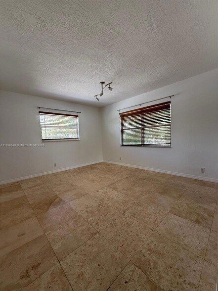 Building Photo - 530 NE 15th Ct