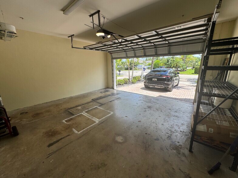 Building Photo - 2515 NE 18th St