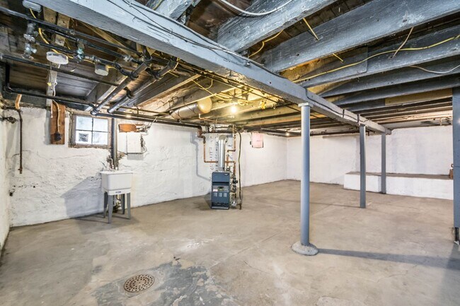 Building Photo - Beautiful 3 bedroom home in Pittsburgh available July 1!