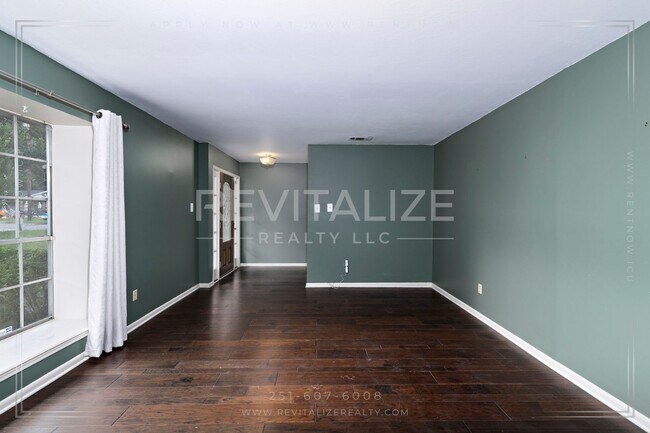 Building Photo - 3/2 Brick Home with Sunroom, Deck, and Car...