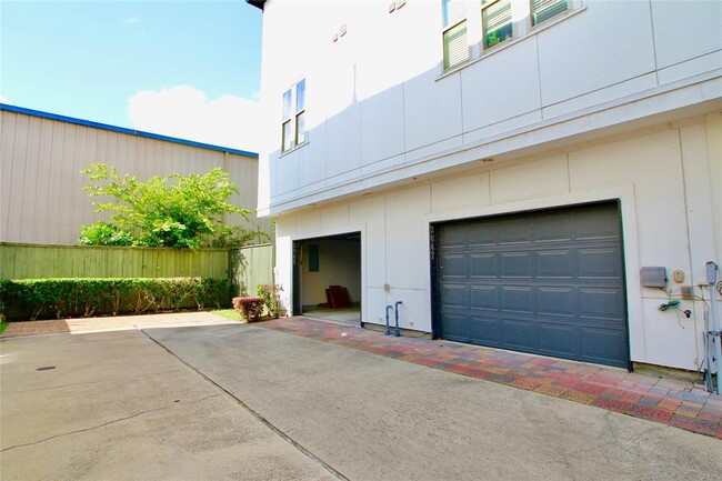 Building Photo - 2045 Fannin St