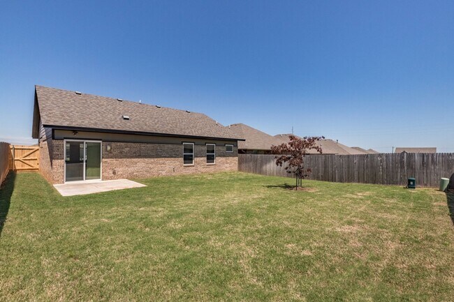 Building Photo - A Very Beautiful and Spacious 3 Bedroom 2 Bath in Yukon