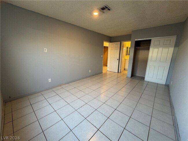 Building Photo - 5971 Vía Capri Dr