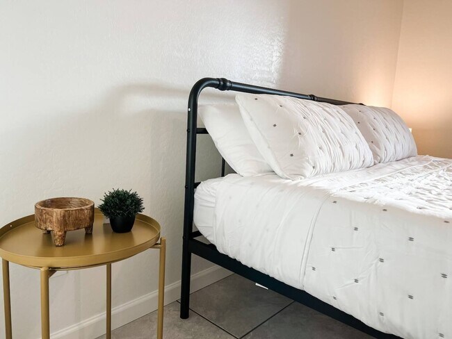 Queen bed - 8503 E Leigh Dr