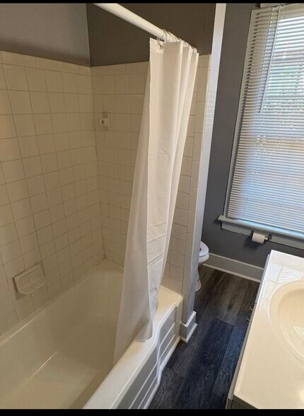 Hall bathroom - 2427 Marion St