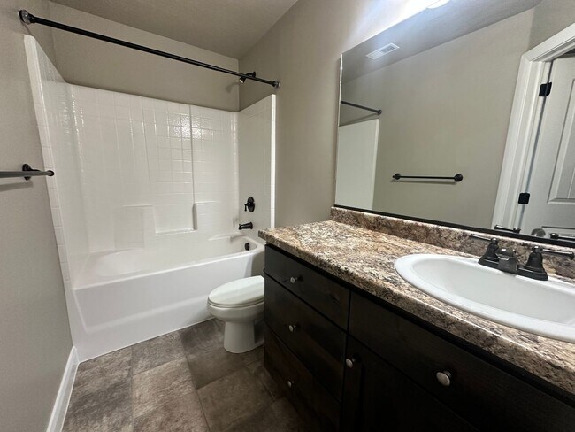 Building Photo - ** Move-in Discount** 3 Bedroom - 2.5 bathroom - in the heart of Cedar City!