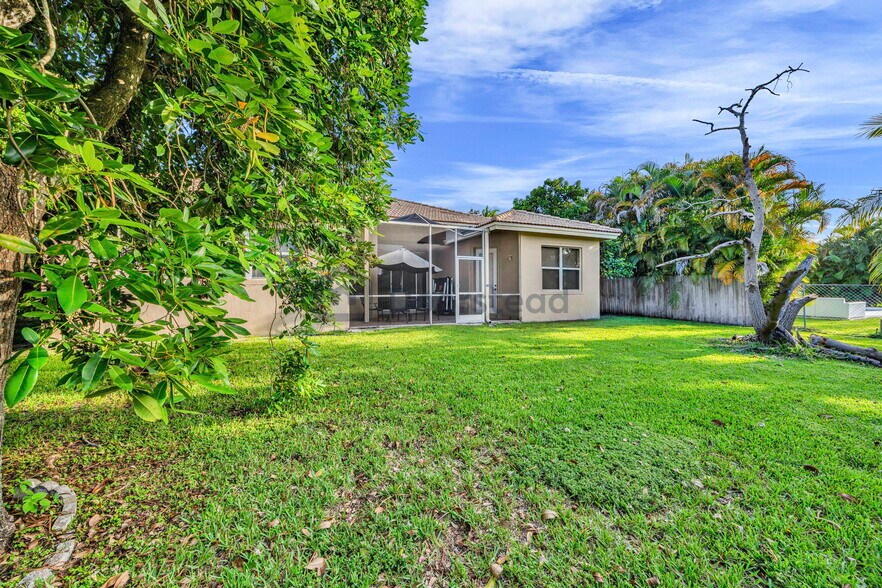Building Photo - 10555 Paso Fino Dr