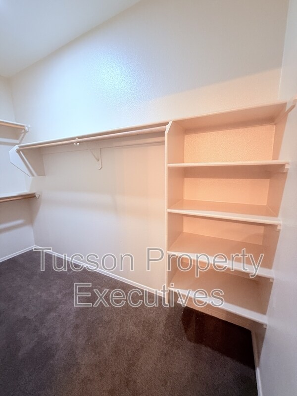 Building Photo - 2550 E River Rd