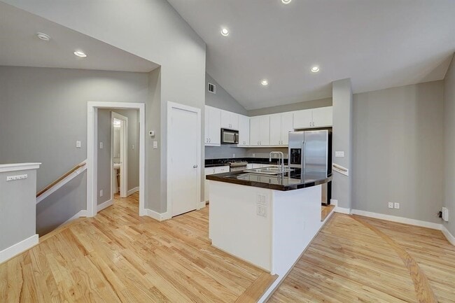 Building Photo - 9805 Riddlelink Ln