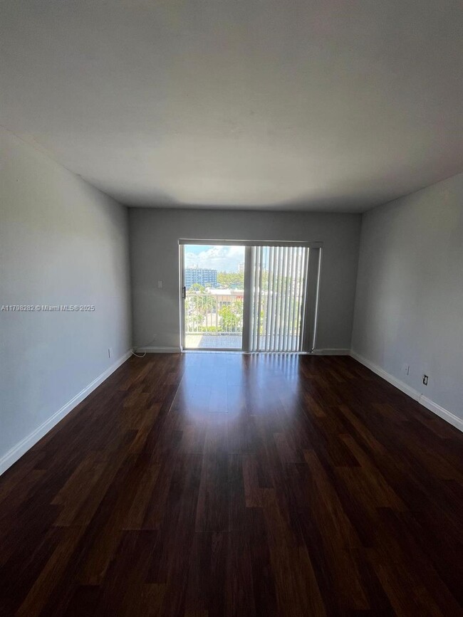 Building Photo - 2200 E Hallandale Beach Blvd