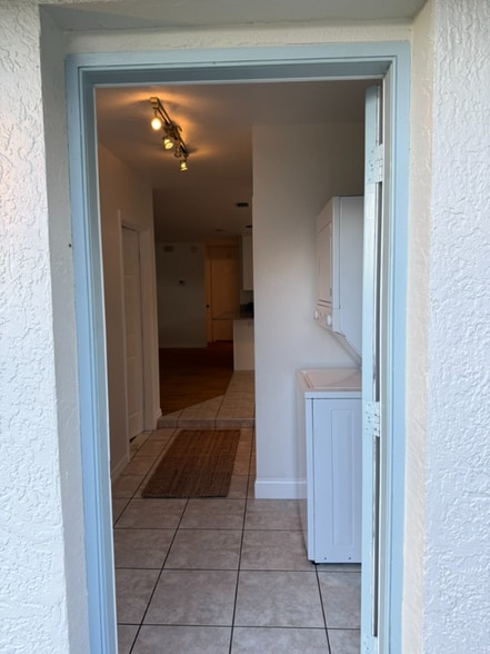 Building Photo - 2370 Lakeview Dr