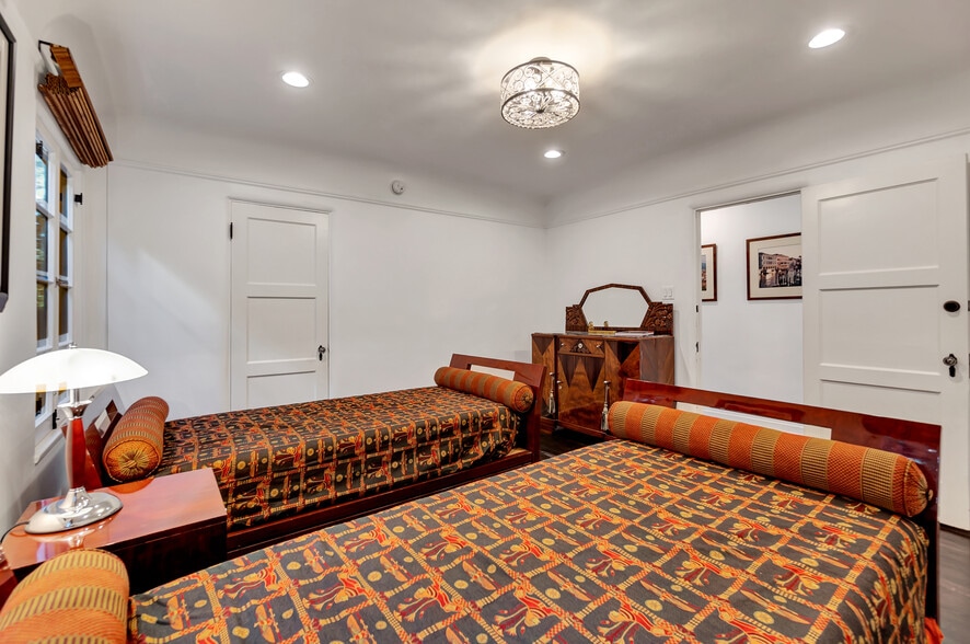Bedroom - 343 N Croft Ave