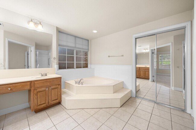 Building Photo - 7 Bed Home for August!