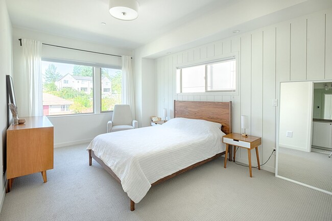 Building Photo - Impeccable Designer Townhome