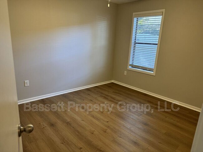 Building Photo - 1739 River Front Dr