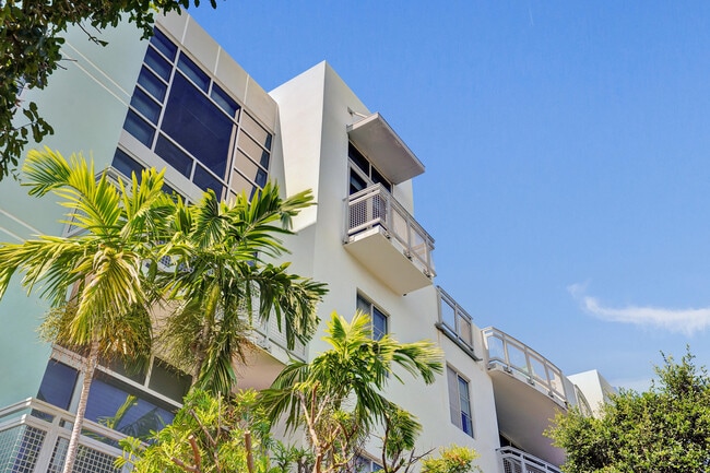 Building Photo - 365 SE 6th Ave