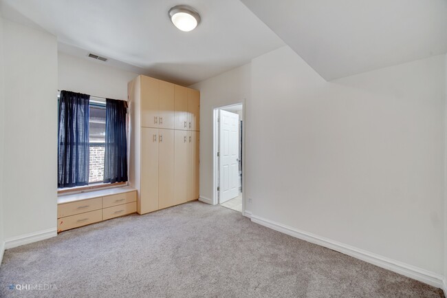 Building Photo - 5252 S Drexel Ave