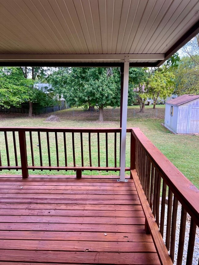 Building Photo - AVAILABLE NOW! 3 Bedroom Home Available of...
