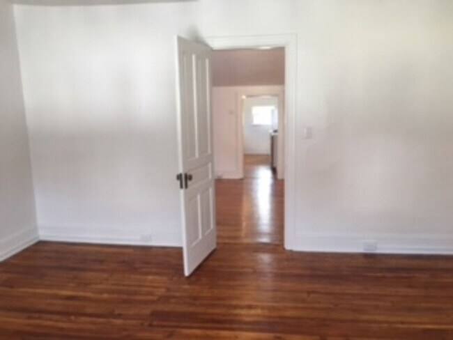 Building Photo - Video in Pics! West End of Town! Close to transportation, parks, and many amenities!