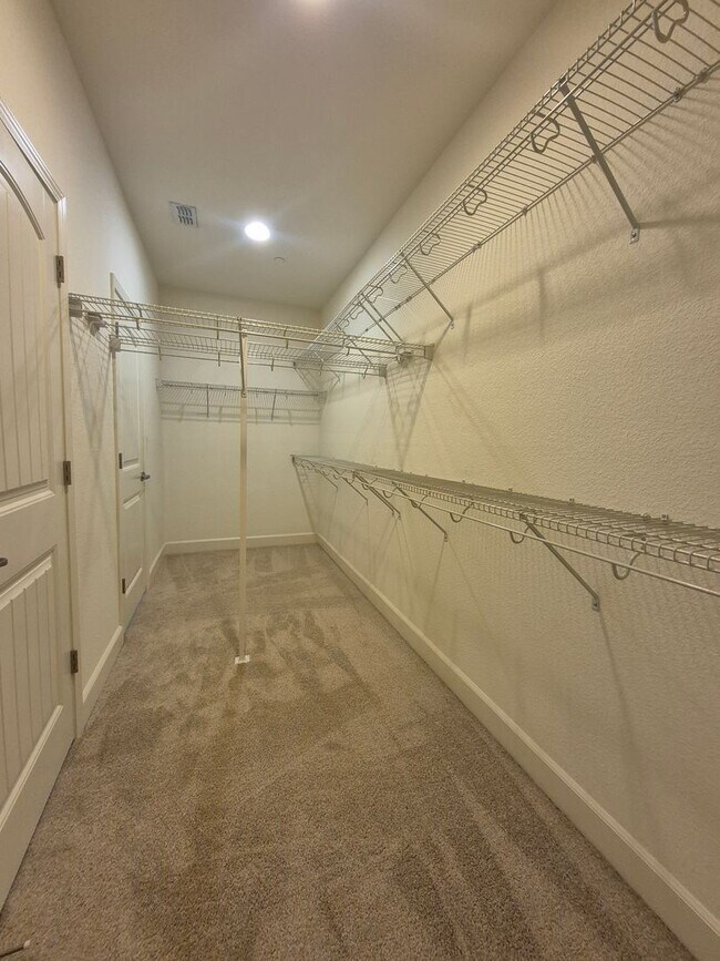 Building Photo - Gorgeous 4bd/2.5ba Two Story Home In Roseville!