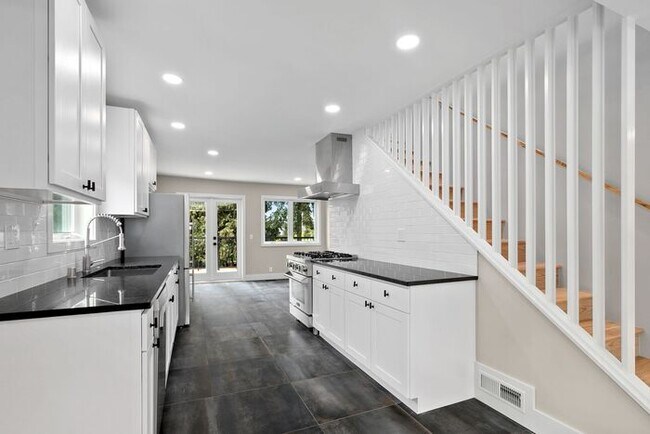 Building Photo - Gorgeous Remodeled West Seattle Craftsman w/ Air Conditioning