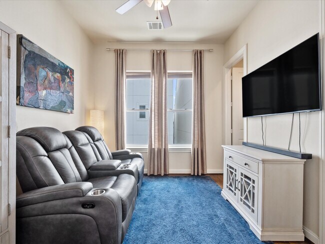 Building Photo - 249 E 27th St