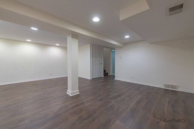 Building Photo - 110 N Waterford Dr