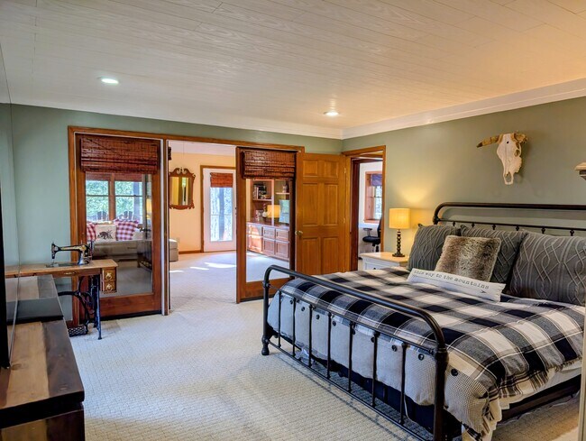 Building Photo - 842 Saddle Back Cir