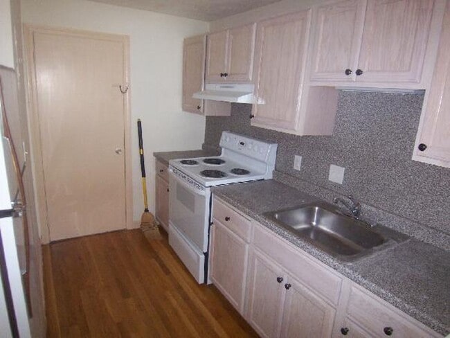 Building Photo - JULY 1-bedroom West Roxbury