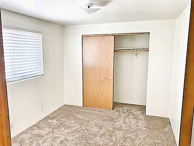Building Photo - Charming 2 bedroom 1 bath townhome available!